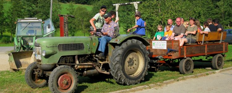 Bauernhof Erlebnisreisen in Deutschland Kindererlebnisurlaub Traktorfahren und Kutschenfahrten