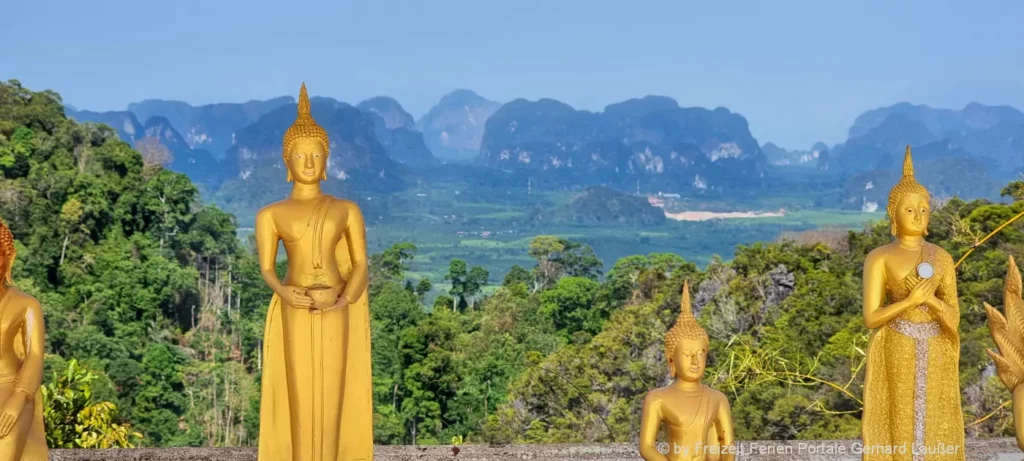 Thailand Krabbi Tiger Cave Temple Goldene Statuen am Berg Aussichtspunkt